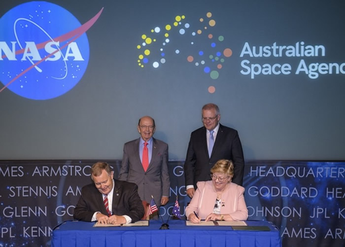 莫里森（右后）见证澳洲与美国的太空部署签署协议。