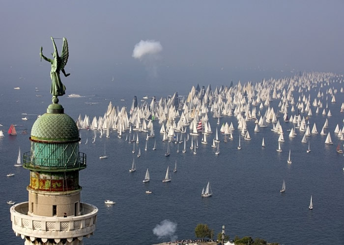 全球最大型帆船比赛“Barcolana Regatta”：2000艘帆船现身意大利特里亚斯特湾