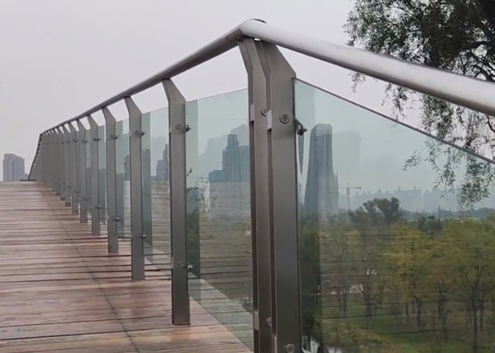 山西太原晋阳湖公园疑因装设玻璃护栏导致至少十多只棕头鸦雀撞击死亡