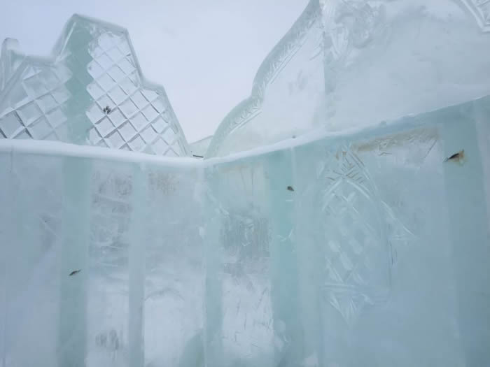 俄罗斯秋明市打造冰雪小镇 冰雕里面有被冰冻的鱼