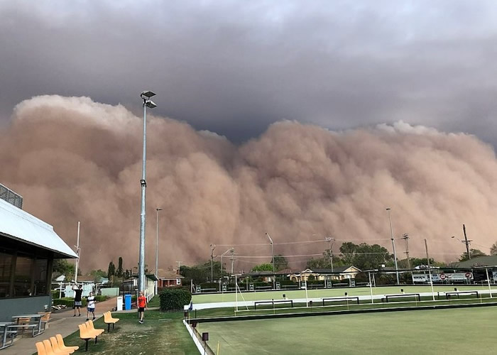 澳洲干旱及山火肆虐近日迎来百年一遇暴雨 沙尘暴冰雹来袭