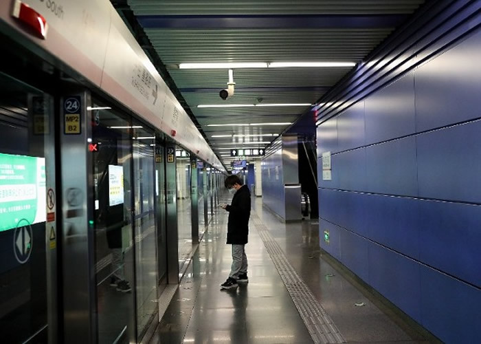 北京一名男子在人迹罕至的月台上候车。（GettyImages图片）