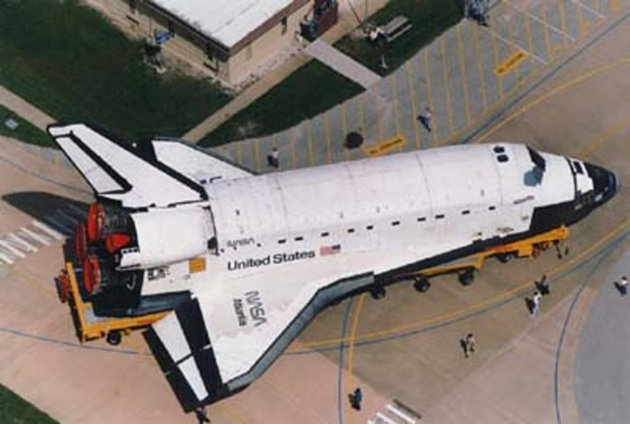 美国对上一次载人太空飞行由航天飞机“阿特兰蒂斯号”（图）执行。
