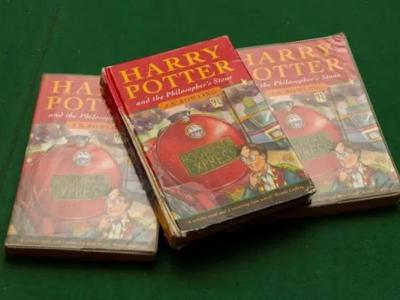 英国白金汉郡女教师捡到学校图书馆丢出的3册残旧《哈利波特》 竟然是罕有珍品