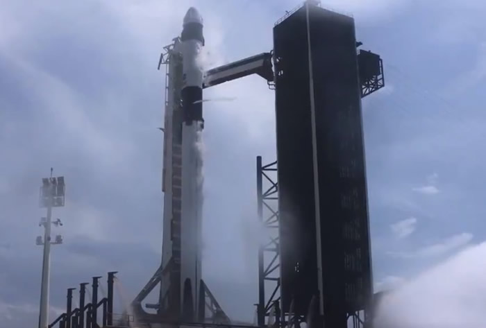 SpaceX载人“龙”飞船顺利升空 美国首个商业营运的载人升空任务