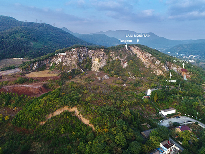 金氏繁昌上猿化石产地鸟瞰（中部偏右塘口裂隙；人字洞遗址在最右侧）（张颖奇 供图）