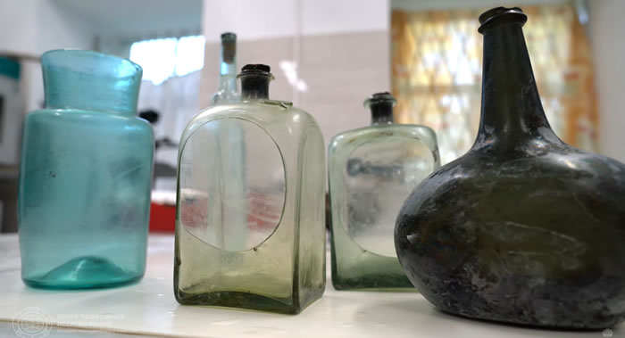 俄罗斯地理学会水下研究中心潜水员从芬兰湾底部打捞起十八世纪的玻璃酒瓶