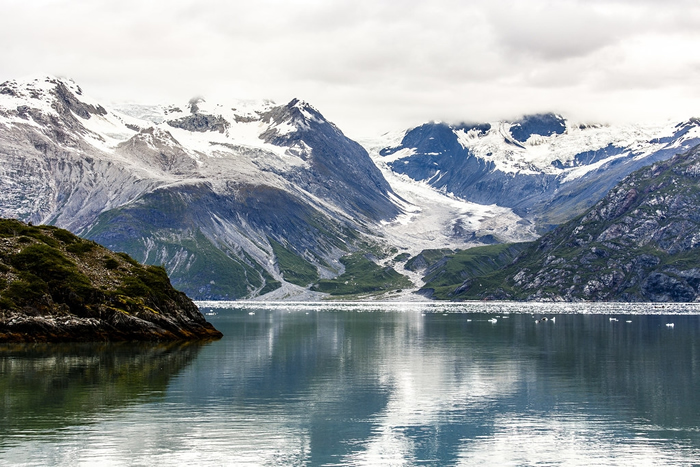 冰川和冰盖融化倾泻出的冰冷淡水正严重影响北极和南极水域环境的健全。 美国阿拉斯加州的冰河湾国家公园。 照片来源：Richard Ricciardi（CC BY-