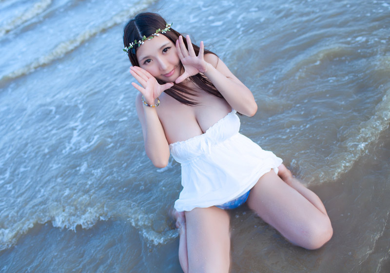 大胸美女戴花环海边大秀巨乳写真