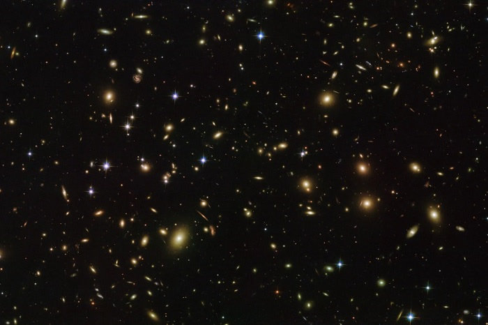 Abel 2163星系群（来自：ESA / 哈勃 / NASA）