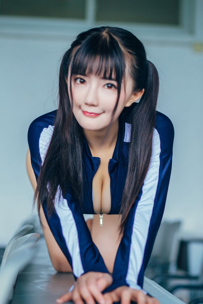 性感俏妹阿乖Kiddo紧身衣秀乳翘臀写真