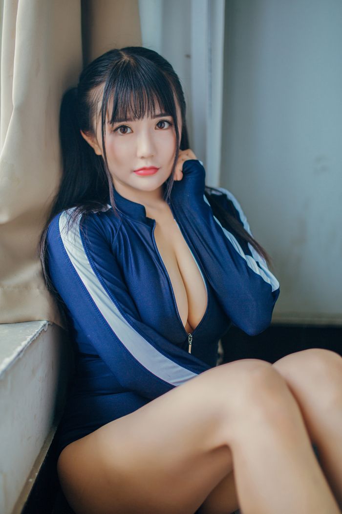 性感俏妹阿乖Kiddo紧身衣秀乳翘臀写真