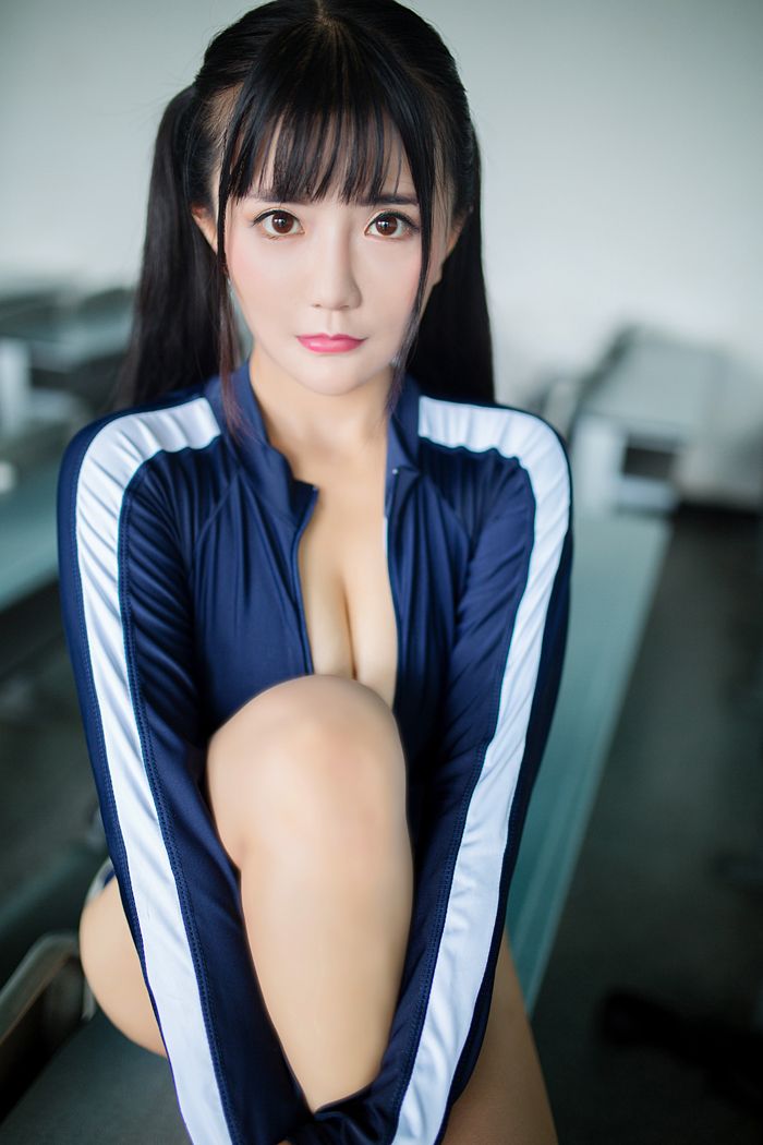 性感俏妹阿乖Kiddo紧身衣秀乳翘臀写真