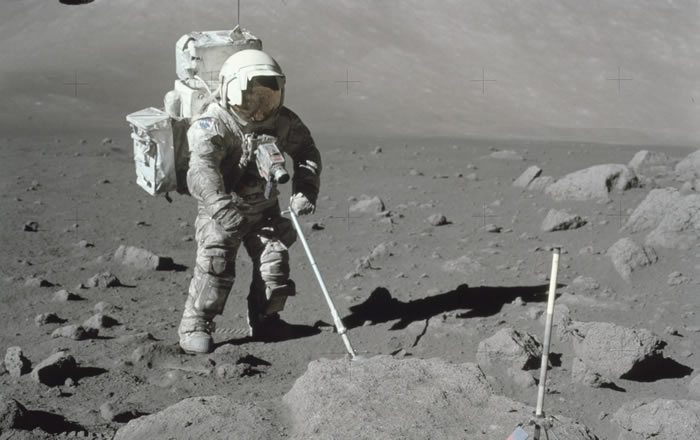 欧空局寻找能够抵抗破坏性月球尘埃的宇航服材料