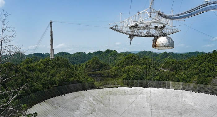 位于波多黎各的阿雷西博射电望远镜再次因钢缆断裂导致盘面受损