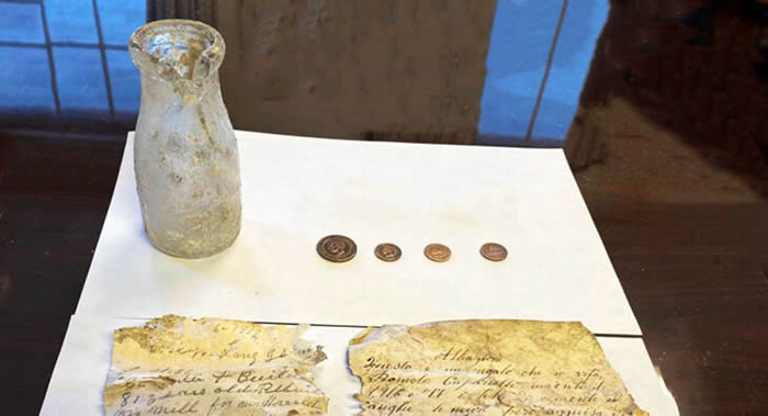 CBS New York电视台报道：美国罗斯林古磨坊修复时发现一个藏有硬币和信件的奶瓶