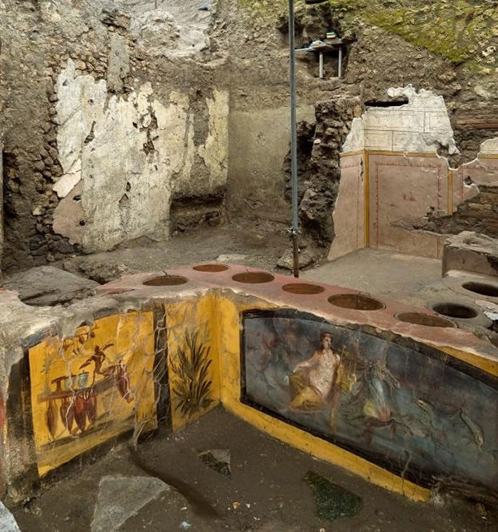 考古学家在公元79年被火山喷发埋葬的庞贝古城发现装有壁画的热食和饮品店