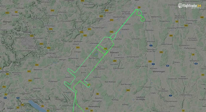 在欧洲开始新冠疫苗接种活动后 飞行员在德国上空留下不寻常的飞行轨迹