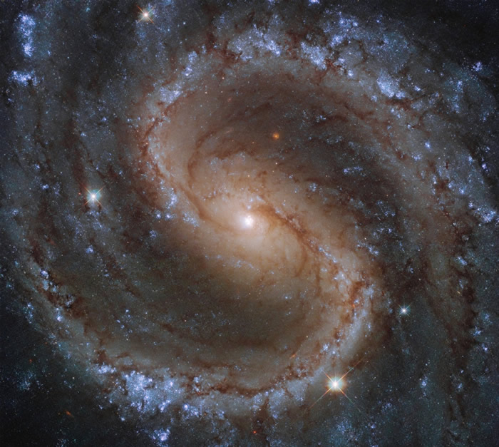 哈勃太空望远镜捕捉到“失落星系”NGC 4535的壮观景象