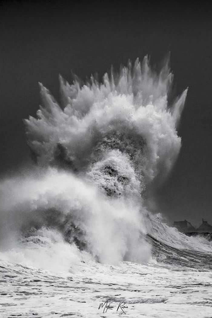 法国布列塔尼10米巨浪撞击海堤 形似希腊海神波赛冬