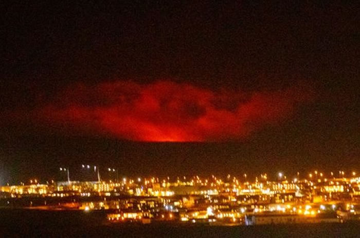 冰岛因雷克雅内斯半岛火山爆发发布红色航空预警