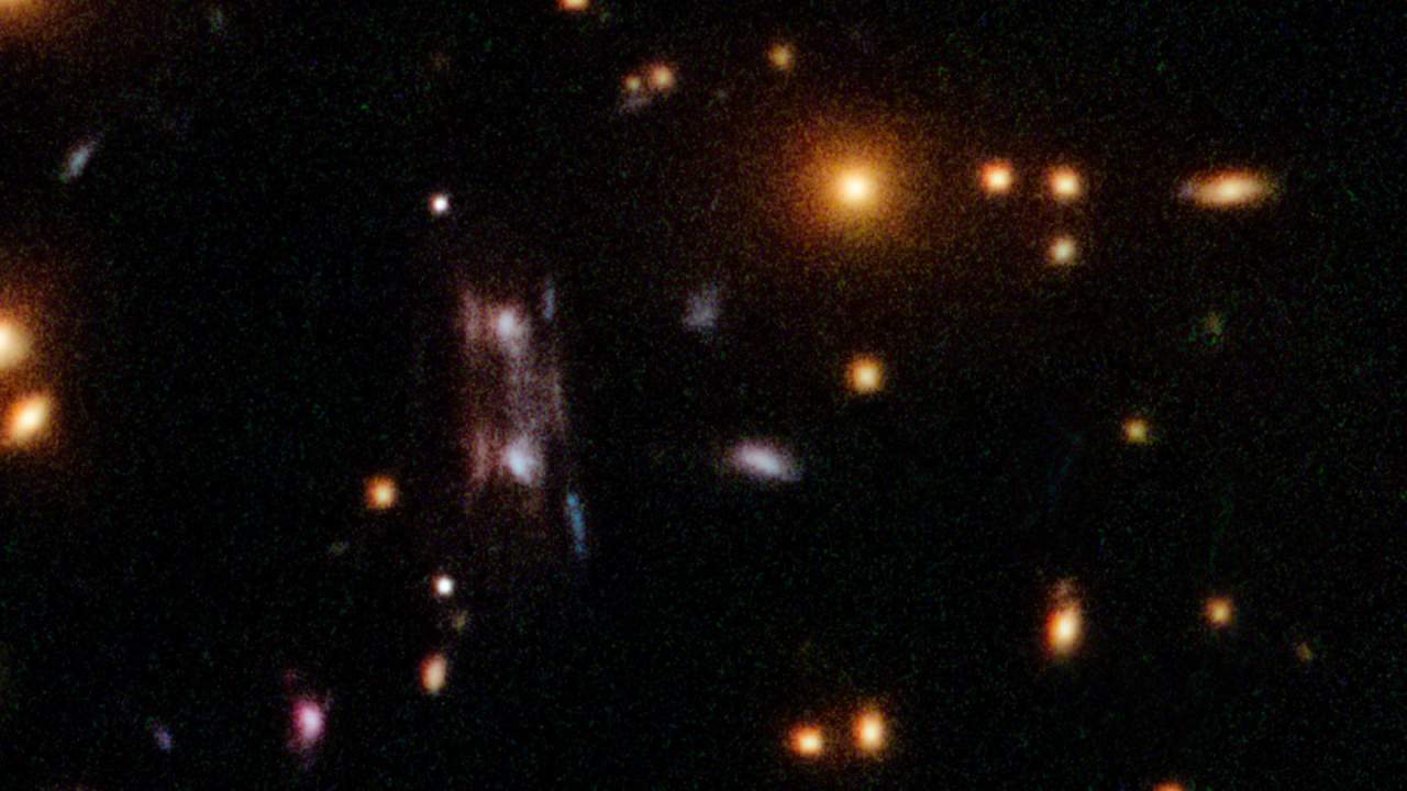 天文学家利用引力透镜发现遥远星系